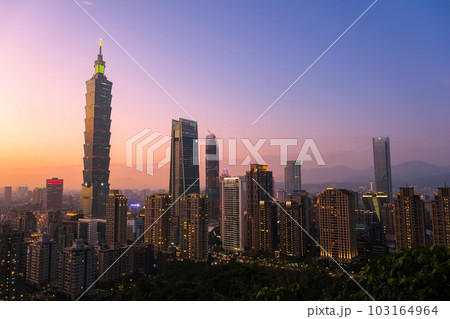 台湾 台北市 象山、展望台(煙火平台)から見る台北の日没 台湾 台北市 象山、展望台(煙火平台)から見る台北の日没 103164964