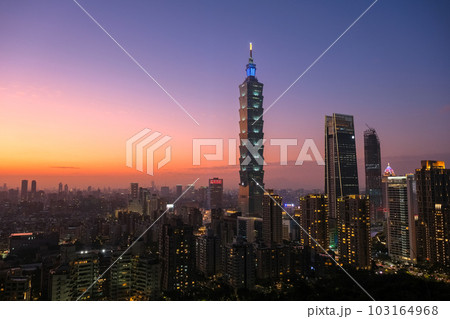 台湾 台北市 象山、展望台（煙火平台）から見る台北の日没 103164968