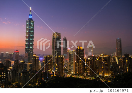 台湾 台北市 象山、展望台（煙火平台）から見る台北の日没 103164971