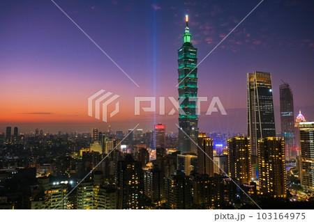 台湾 台北市 象山、展望台（煙火平台）から見る台北の日没 103164975