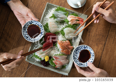 刺身を食べる、和食、食卓、食事 103165039