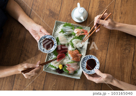 刺身を食べる、和食、食卓、食事 103165040