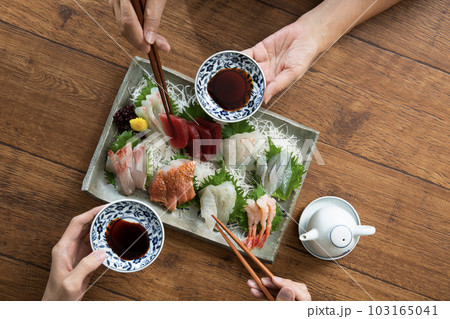 刺身を食べる、和食、食卓、食事 103165041