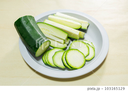 カットしたズッキーニ カットしたズッキーニ 103165129