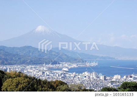 快晴の富士山と清水港 103165133