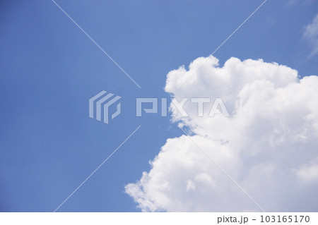 サンパウロの夏の雲と青空 ブラジル サンパウロの夏の雲と青空 ブラジル 103165170