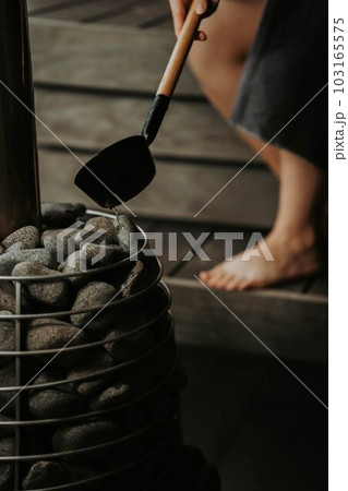 サウナでロウリュを楽しむ人 サウナでロウリュを楽しむ人 103165575