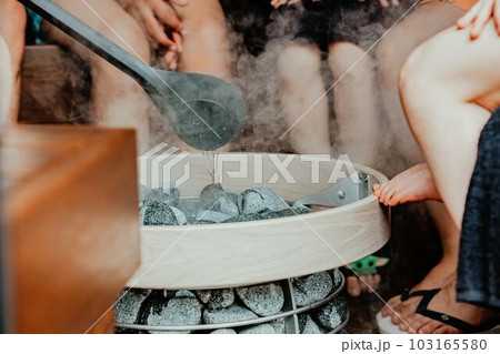 サウナでロウリュを楽しむ人 103165580