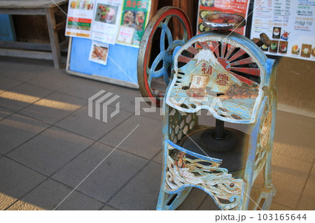 夏の定番はかき氷　レトロなかき氷機 103165644