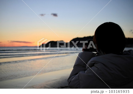 海の写真を撮る女性 103165935