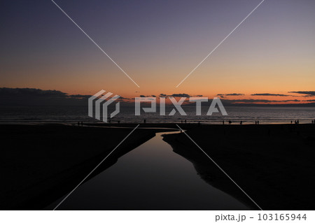 夕焼けの川と海 103165944