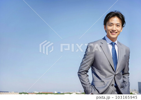 青空をバックに微笑む40～50代ビジネスマン AI generated 103165945