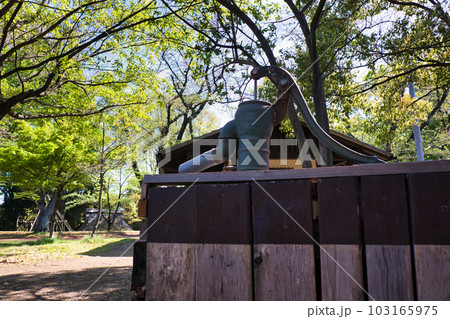 井戸に取り付けられたレトロな手押しポンプ 103165975