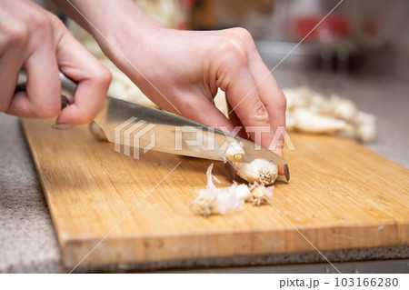 らっきょうを切る女性の手 103166280