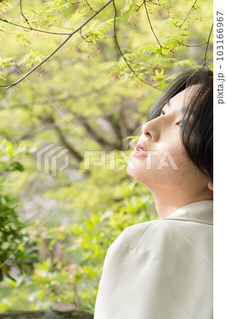 新緑と女性 新緑と女性 103166967