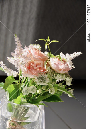 ピンクの和薔薇と白い花のブーケ ピンクの和薔薇と白い花のブーケ 103167915