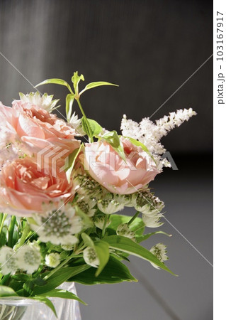 ピンクの和薔薇と白い花のブーケ ピンクの和薔薇と白い花のブーケ 103167917