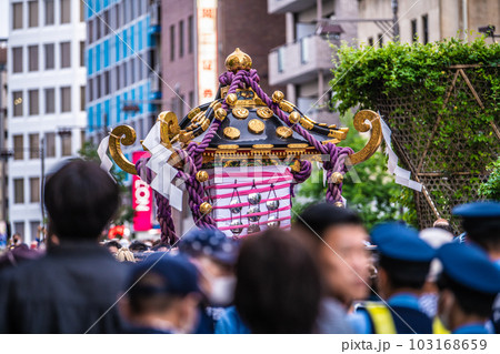 日本の東京都市景観 三社祭4年ぶり完全復活!雷門交差点で担ぎ手が交代し並木通りへ=5月21日・最終日 日本の東京都市景観 三社祭4年ぶり完全復活!雷門交差点で担ぎ手が交代し並木通りへ=5月21日・最終日 103168659