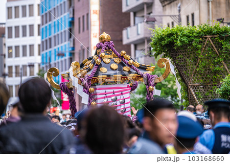 日本の東京都市景観 三社祭4年ぶり完全復活！雷門交差点で担ぎ手が交代し並木通りへ＝5月21日・最終日 103168660