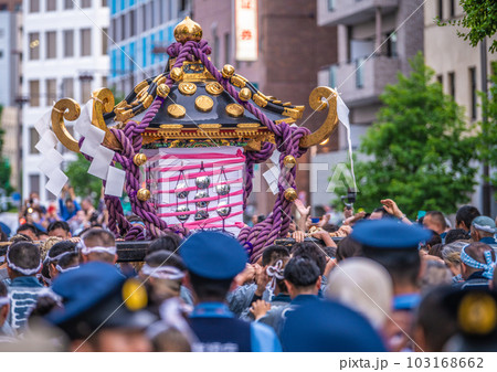 日本の東京都市景観 三社祭4年ぶり完全復活！雷門交差点で担ぎ手が交代し並木通りへ＝5月21日・最終日 103168662