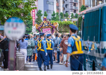日本の東京都市景観 三社祭4年ぶり完全復活!雷門交差点で担ぎ手が交代し並木通りへ=5月21日・最終日 日本の東京都市景観 三社祭4年ぶり完全復活!雷門交差点で担ぎ手が交代し並木通りへ=5月21日・最終日 103168663