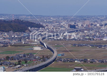 文殊山からの眺め　福井市中心部方向　建設中の北陸新幹線　2023年3月 103170128