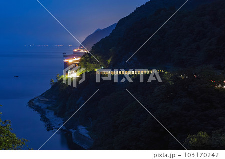 新潟県/ 親不知・子不知 四世代道路の夜景(北陸自動車道) 新潟県/ 親不知・子不知 四世代道路の夜景(北陸自動車道) 103170242
