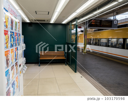 【宇治山田駅】駅で発車を待つ特急列車 103170598