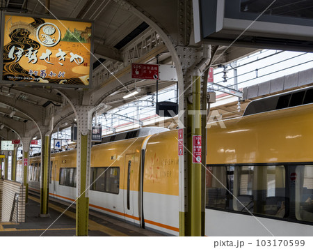 【宇治山田駅】駅で発車を待つ特急列車 【宇治山田駅】駅で発車を待つ特急列車 103170599