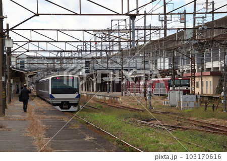 黒磯駅に停車するEH500形牽引の貨物列車 103170616