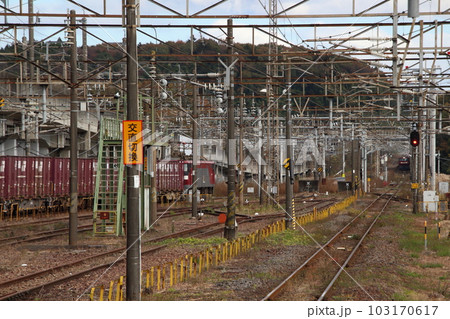 黒磯駅を発車するEH500形牽引の貨物列車 黒磯駅を発車するEH500形牽引の貨物列車 103170617