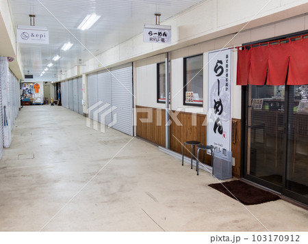 【うじやまだ駅前横丁】高架下の商店街 【うじやまだ駅前横丁】高架下の商店街 103170912