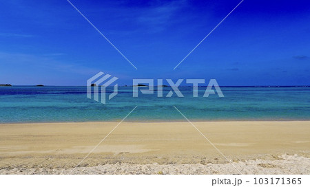沖縄県伊是名島　快晴の伊是名ビーチ 103171365