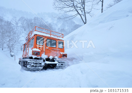 雪上車／雪山・雪道／コピースペース 103171535