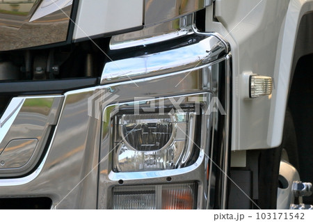 トラックのヘッドライト 103171542