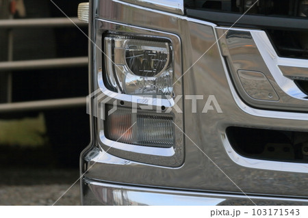 トラックのヘッドライト 103171543