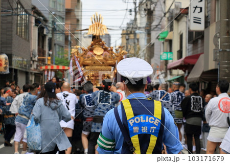 お神輿の渡御を警備する警察官 103171679