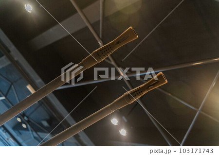 二連の重機関銃の銃先 103171743