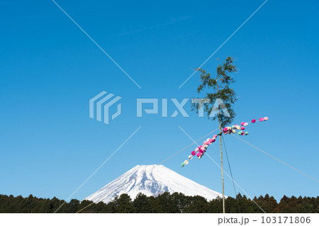 富士山とどんど焼きの櫓飾り 103171806