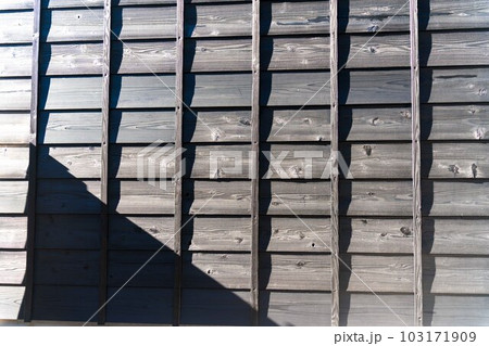 背景素材:日本の古民家の木壁 103171909