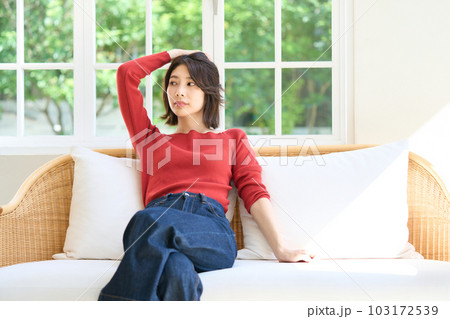 私服の若い女性　リビング　 103172539