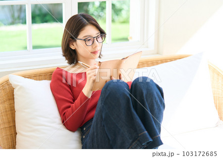私服の若い女性　リビング　手帳 103172685