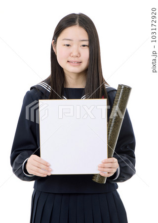 色紙を持つ女子学生 103172920