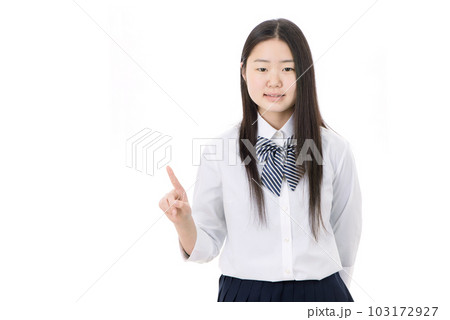 指差す女子学生 103172927