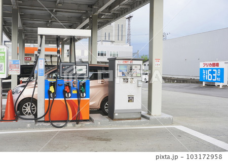 セルフのガソリンスタンドの風景 103172958
