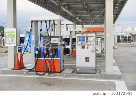 セルフのガソリンスタンドの風景 103172959