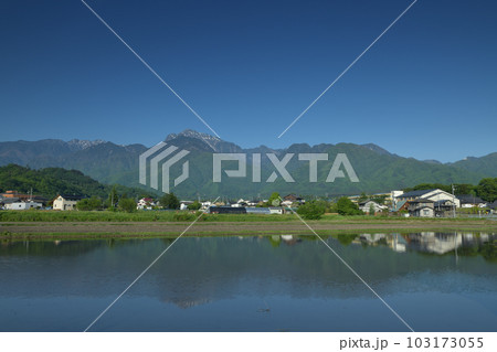 北杜市白州町、新緑の南アルプスの山並み映す代掻きの済んだ田んぼ 北杜市白州町、新緑の南アルプスの山並み映す代掻きの済んだ田んぼ 103173055