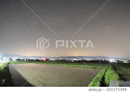 星空がある風景安曇野の夜 星空がある風景安曇野の夜 103173399