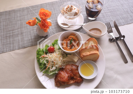 照り焼きチキンのワンプレート 103173710