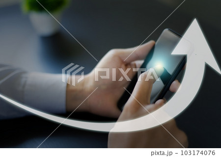 スマホと上がる矢印 Smartphone and Rising Arrow 103174076